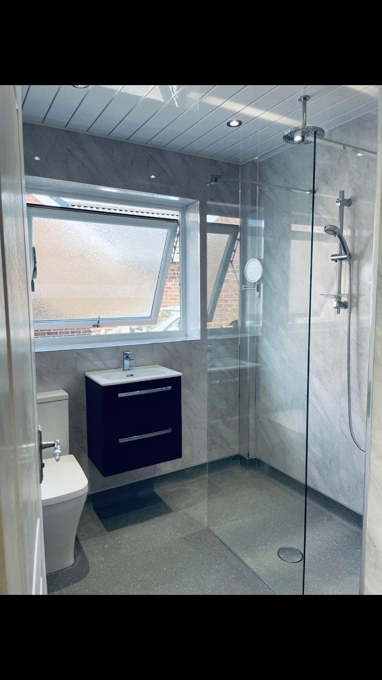 Contemporary wetroom and shower space