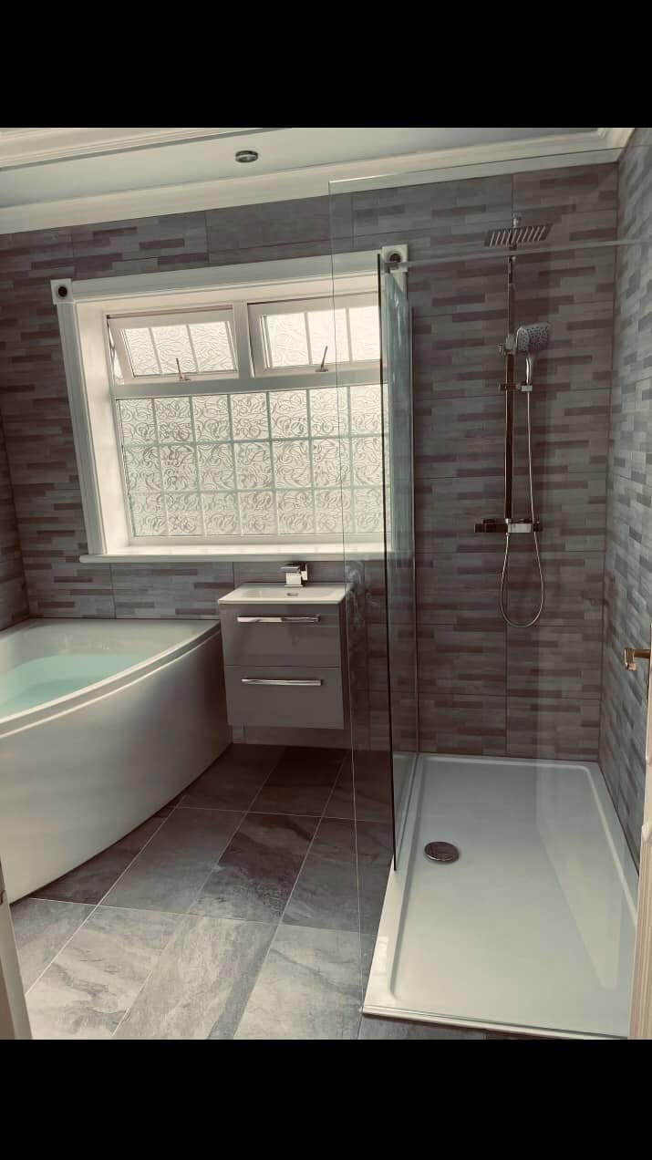 Bathroom with a refined walk-in shower